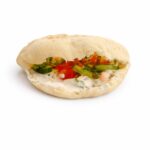 سندوتش جبنة بيضاء بالخيار والطماطم