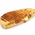 ⁦نص رغيف بيض مع بسطرمة و مشكل اجبان رومي و شيدر و موتزريللا⁩ - الصورة ⁦2⁩