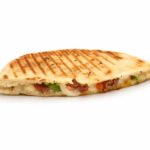 ⁦نص رغيف بيض مع بسطرمة و مشكل اجبان رومي و شيدر و موتزريللا⁩ - الصورة ⁦3⁩