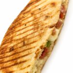 نص رغيف بيض مع بسطرمة و مشكل اجبان رومي و شيدر و موتزريللا