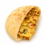 نص رغيف بيض مقلي لانشون ساخن زيتون شرائح  و خضار